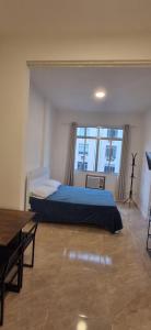 Lindo apartamento com vista para rua, sem barulho, confortável aconchegante e com toda facilidade para sua estadia uma quadra da praia de copacabana