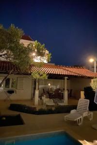 Apartments with swimming pool Mavarstica, Ciovo - 2053