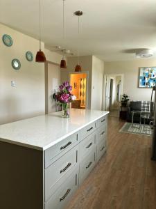 Oceana Retreat - Cozy 1BR suite with Outdoor Oasis