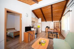 Apartments with WiFi Silba - 17603