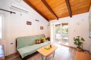 Apartments with WiFi Silba - 17603