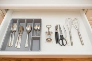 Modern Comfort Minutes from DC 2BR with Parking and Gym