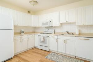 Modern Comfort Minutes from DC 2BR with Parking and Gym