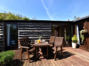 2 Bed in Pengenffordd BN366