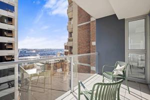 Stylish 2BR Apt Overlooking Darling Harbour