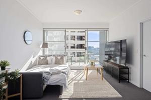 Stylish 2BR Apt Overlooking Darling Harbour