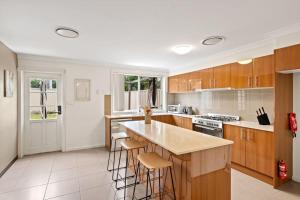 Simple Double Room in Panania - Close to Stations & Stores - Shared Bathroom & Kitchen