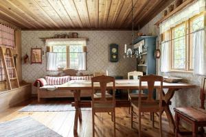 Historic Off-Grid Farm Cottage By Rombo Trail