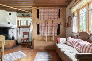 Historic Off-Grid Farm Cottage By Rombo Trail