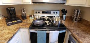 2-bed condo, cook-ready kitchen, and laundry, 5-8 minutes from University of Arizona and downtown Tucson