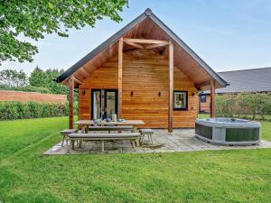 2 Bed in Gower 91723