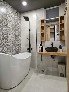 Spacious & Modern Studio