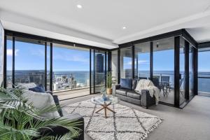 Circle on Cavill - QStay