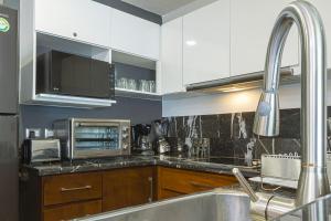 Spacious & fresh Space Just Steps From The Sea