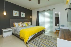 Spacious & fresh Space Just Steps From The Sea