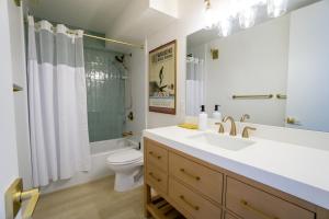 OCEAN FRONT modern 2BR 2BA, king bed, beach, pool!