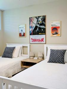 OCEAN FRONT modern 2BR 2BA, king bed, beach, pool!