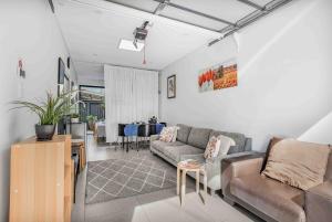 FOSS4A - A Private Garage Suite in Forest Lodge