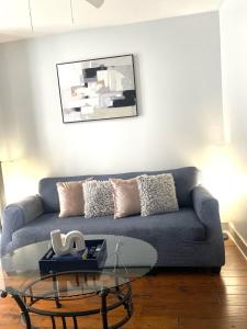 Your Bags In Your 2 Bdrm, 2 Full Bath Condo In French Quarters Prime Location