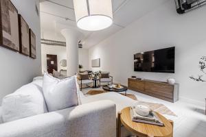 Industrial Style 2BR Condo Downtown LA With Rooftop!