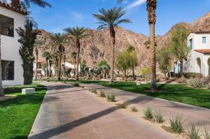 3 Bedroom Condo with Pool View in Gated Resort