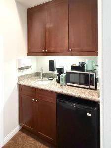 3 Bedroom Condo with Pool View in Gated Resort