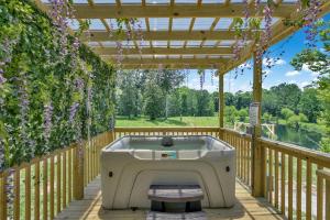 Luxury Geo Dome with Hot Tub Perfect for a Glamping Getaway near Houston, Texas