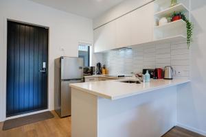 Huntington Townhouse with Patio and Parking