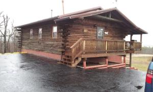 Lovely Cabin Getaway with Fireplace and Lake Views in Grand Rivers, Kentucky