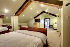 Luxury Rental with a Swimming Pool Perfect for Large Groups near Gruene, Texas