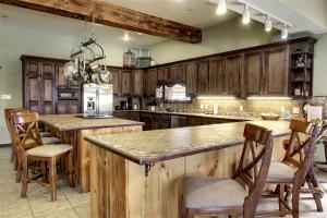 Luxury Rental with a Swimming Pool Perfect for Large Groups near Gruene, Texas