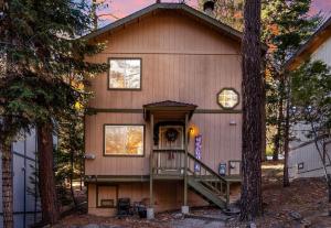 Charming Cabin for Winter and Water Sports Fans Near Big Bear Lake, California