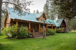 Peaceful Waterfront Log Cabin near Crater Lake National Forest, Oregon