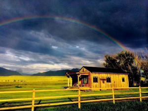Romantic Cabin Getaway Along the Madison River in Ennis, Montana