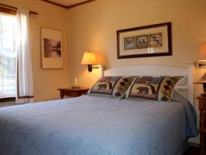 Riverfront Cabin Rental for Four near Crater Lake National Forest, Oregon