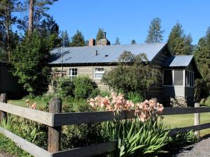 Riverfront Cabin Rental for Four near Crater Lake National Forest, Oregon