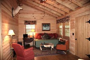 Rustic Cabin Getaway with Stunning Front Porch near Beaumont, Texas