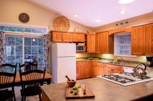 Cozy Cottage with a Jacuzzi in the Snowbird Mountain Range with Views of Lake Santeetlah, North Carolina