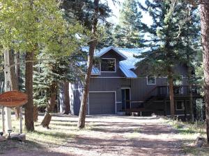 Cozy and Rustic Cabin Rental near Mount Snow in Angel Fire, New Mexico