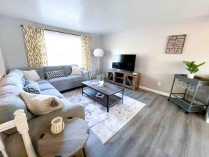 Splendid Cabin with Fire it and Backyard in NC