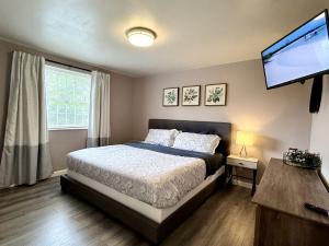 Splendid Cabin with Fire it and Backyard in NC