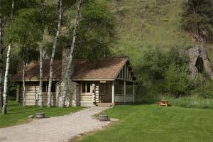 Relaxing Glamping Vacation: Fantastic Log Cabin with a Hot Tub in Darby, MT
