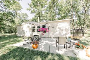 Charming Cabin in the Woods - Peaceful Glamping Spot near Owensville, Missouri