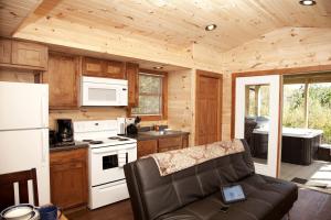 Stunning Cabin with Hot-tub and Fireplace in Herod, Illinois