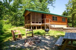 Stunning Cabin with Hot-tub and Fireplace in Herod, Illinois