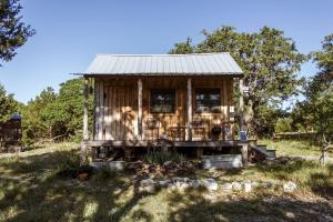 Rustic Off-the-Grid Cabin near Ample Outdoor Recreation in Harper, Texas