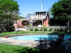 Romantic Getaway Cabin with a Pool and a Hot Tub in the Heart of Sonoma, California