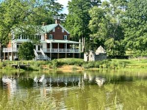 Historic Farm Cottage Perfect for Groups and Horseback Riding in Virginia