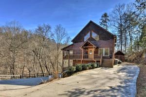 Incredible Cabin with Fireplace and Hot-tub Next to Hiking Trails in Mineral Bluff, Georgia