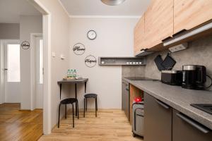 Rondo ONZ City Centre Apartment by BookingHost